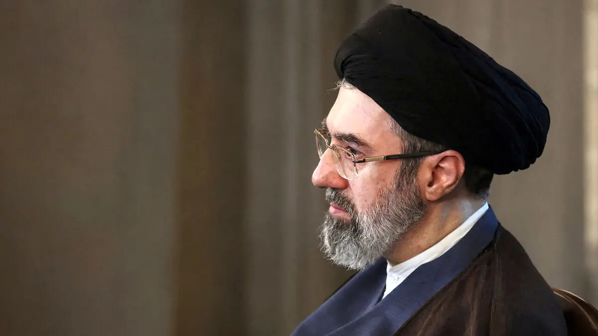 حضور 7 ساعته آیت الله سید مجتبی خامنه ای در مراسم تدفین رهبری شهید / کاملاً سالم بودند از ساعت 12 شب تا 7 صبح حضور داشتند