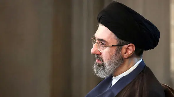 فیلم /  حضور 7 ساعته آیت الله سید مجتبی خامنه ای در مراسم تدفین رهبری شهید /  کاملاً سالم بودند از ساعت 12 شب تا 7 صبح حضور داشتند
