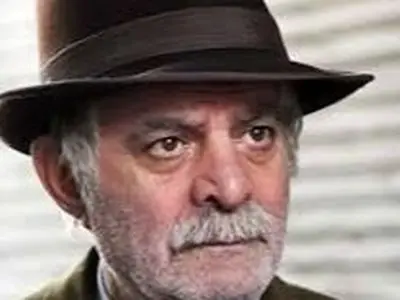 فیلم /سیروس گرجستانی: تو بچگیم بابام تنهام گذاشت رفت ...  ناپدری داشتم ... با اولین حقوقم رفتم بابامو پیدا کنم ... هنوز اون حقوقم پیشمه چون ...