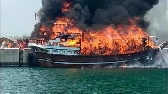 آتش سوزی بزرگ در اسکله قشم / لنج باری خاکستر شد 