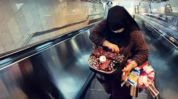 نهادهای سرمایه داری که مالیات نمی پردازند به یاری نیازمندان بیایند/ زن دستفروش: به زودی بی خانمان می شوم
