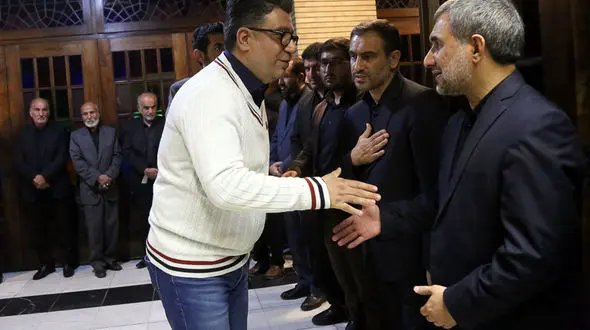احوالپرسی پسر رهبر انقلاب و رضا رشیدپور در  مراسم ختم+ عکس