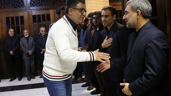 احوالپرسی پسر رهبر انقلاب و رضا رشیدپور در  مراسم ختم+ عکس