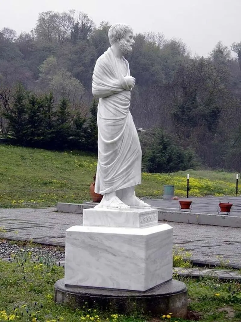 مجسمه مدرن ارسطو نزدیک مدرسه در میزا