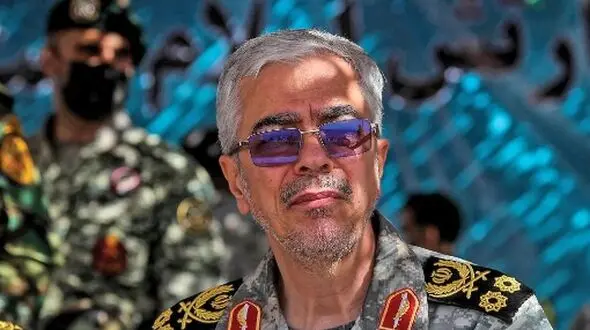 عکس سفر در زمان /  «سرلشکر باقری و رهبر انقلاب» در ستاد کل نیروهای مسلح ؛ سال 78