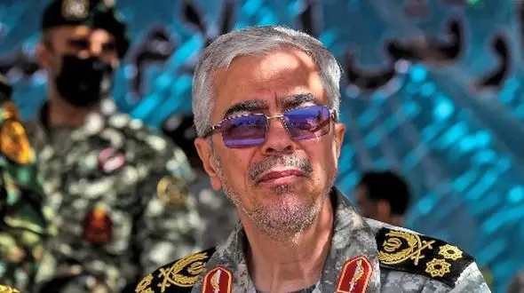 عکس سفر در زمان /  «سرلشکر باقری و رهبر انقلاب» در ستاد کل نیروهای مسلح ؛ سال 78