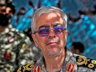 عکس سفر در زمان /  «سرلشکر باقری و رهبر انقلاب» در ستاد کل نیروهای مسلح ؛ سال 78