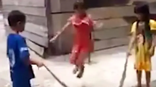 مار نگون بختی که وسیله بازی کودکان شد +عکس
