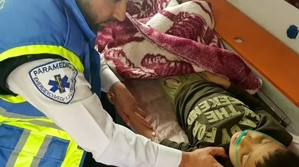 نجات معجزه آسای  کودک 10 ساله از مرگ حتمی در رودهن+ عکس