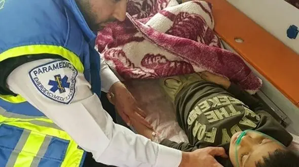 نجات معجزه آسای  کودک 10 ساله از مرگ حتمی در رودهن+ عکس