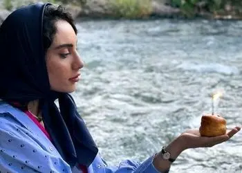 عکس/ خانه باغ زیبای ترلان پروانه، محبوبه سریال «بامداد خمار»، به سبک روستیک یا روستایی با دیوارهایی از جنس نی خیزران و گلدان‌های بزرگ سفالی