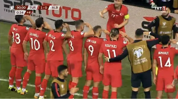 سلام نظامی جنجالی بازیکنان تیم ملی ترکیه به اردوغان برای کشتار در سوریه + عکس