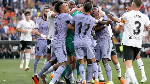 دستگیری ۷ نفر و محرومیت دائمی یک هوادار/ همکاری با پلیس برای شناسایی عوامل توهین نژادی به وینیسیوس