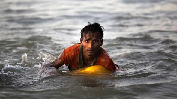 4 کیلومتر شنا برای فرار از زنده زنده در آتش سوزانده شدن! + عکس های دردناک