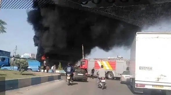 آتش سوزی هولناک تانکر سوخت در تصادف با بنکر سیمان در نکا+ عکس