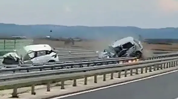 ببینید / نتیجه فاجعه‌بار حرکت جنون‌آمیز راننده خودروی سواری؛ حرکت بر خلاف مسیر اتوبان!