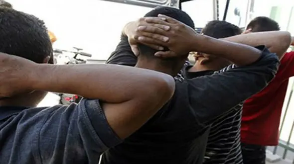 انهدام باند قاچاق انسان در تهران / 9 بنگلادشی در صندوق عقب پژو پنهان شده بودند +عکس