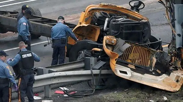 کامیون سکه‌ها در تگزاس واژگون شد / کارگران با سطل و بیل به میدان آمدند + فیلم