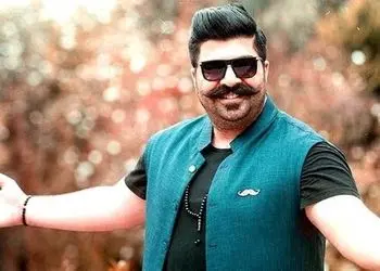 آخر هفته‌تون رو پرانرژی تموم کنین؛ دانلود آهنگ پرانرژی صد سال از بهنام بانی / از اون آهنگاس که حالتو رنگی رنگی می‌کنه