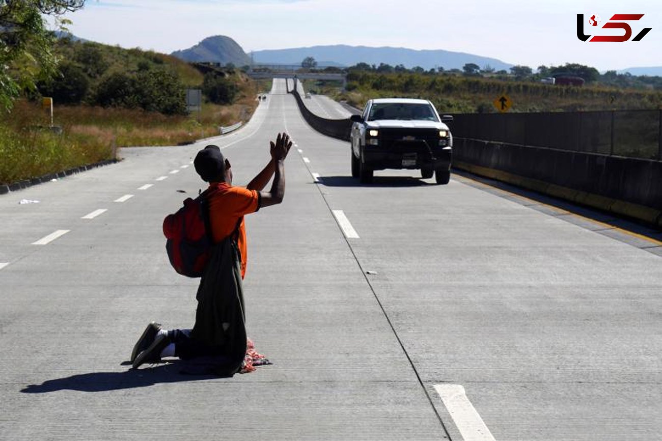 
التماس‌های یک مهاجر لاتین برای رسیدن به مرز آمریکا +عکس
