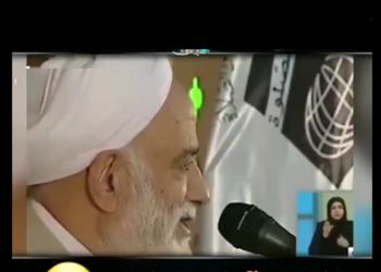حاج آقای قرائتی؛ یکی داشت سخنرانی میکرد دید یه دختر و پسر رفتن زیر منبر دارن باهم شوخی میکنن، گفت مگه غیرت و شرف ندارین...! پسره گفت همه چیز داریم فقط جا ..
