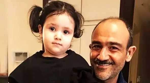 ژست دوست داشتنی دختر مهران غفوریان در کنار درخت کریسمس