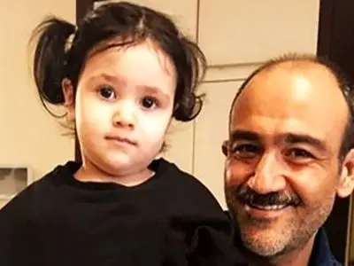 ژست دوست داشتنی دختر مهران غفوریان در کنار درخت کریسمس