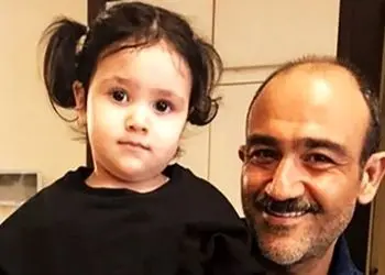 ژست دوست داشتنی دختر مهران غفوریان در کنار درخت کریسمس