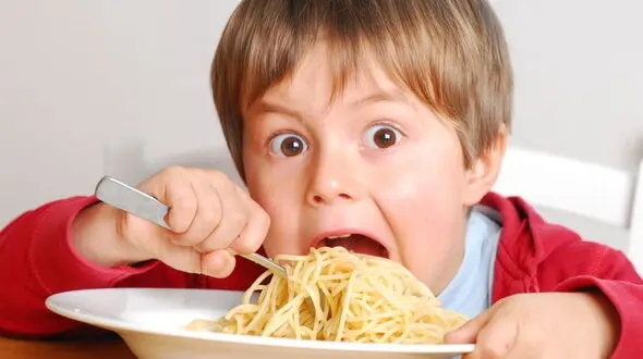 والدین تغذیه کودکان را جدی بگیرند