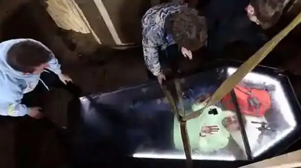 50 ساعت حبس در زیر خاک / این مرد خودش را زنده به گور کرد + فیلم