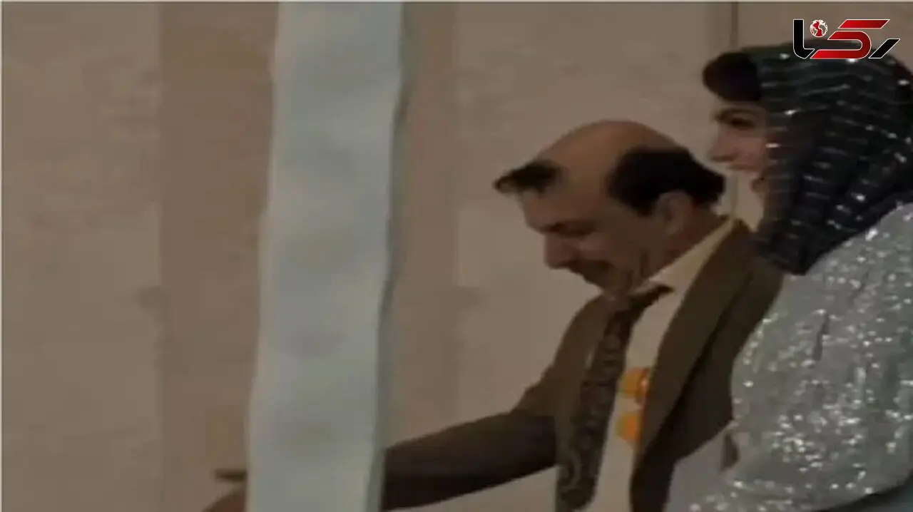 فیلم آواز شاد /  رقص عباس جمشیدی فر با فرفریاش برای الیکا عبدالرزاقی .. تو عروسی  سریال اجل معلق ...