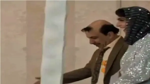 فیلم آواز شاد /  رقص عباس جمشیدی فر با فرفریاش برای الیکا عبدالرزاقی .. تو عروسی  سریال اجل معلق ...