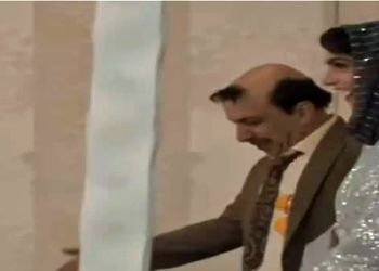 فیلم آواز شاد /  رقص عباس جمشیدی فر با فرفریاش برای الیکا عبدالرزاقی .. تو عروسی  سریال اجل معلق ...
