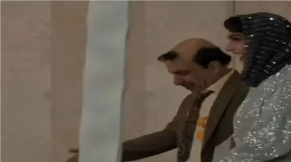فیلم آواز شاد /  رقص عباس جمشیدی فر با فرفریاش برای الیکا عبدالرزاقی .. تو عروسی  سریال اجل معلق ...