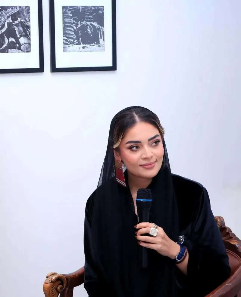 عارفه معماریان و استایل مخملی با روسری بلند