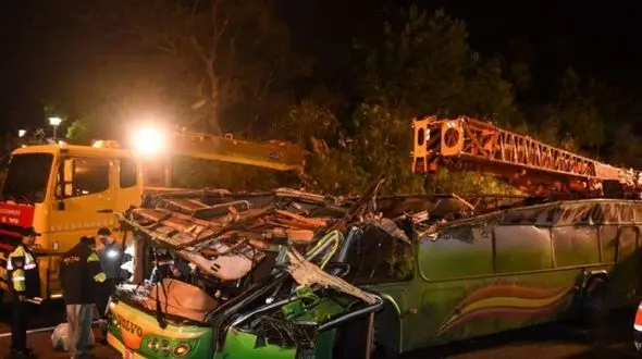 له شدن 30 توریست  در  سقوط اتوبوس گردشگری+ عکس 