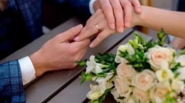 داماد در شب عروسی از وسط نصف شد ! + فیلم  شوخی خطرناک دوستانش در رومانی