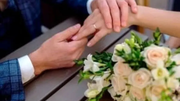 داماد در شب عروسی از وسط نصف شد ! + فیلم  شوخی خطرناک دوستانش در رومانی