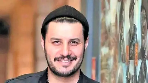 فیلم آواز احساسی با صدای پر قدرت جواد عزتی ! /  آهنگ ممنوعه را خواند حضار زدن زیر گریه ولی خودش خنده اش گرفت !