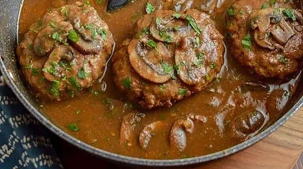برگر گوشت با سس قارچ