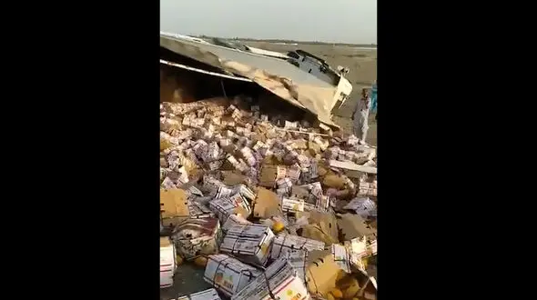 فیلم واژگونی کامیون با بار انبه در مسیر تهران