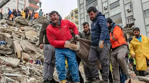 غم انگیزترین عکس از انتقال اجساد در ترکیه / دلتان می لرزد