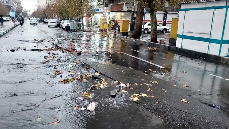 ترکیدگی لوله آب در خیابان شریعتی تهران؛ معبر مسدود است
