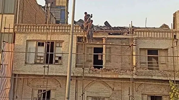 تخریب یک عمارت تاریخی‌ تهران + عکس لحظه تخریب کهن ترین عمارت