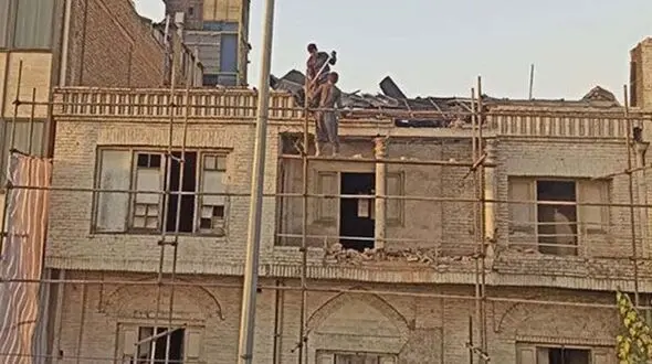 تخریب یک عمارت تاریخی‌ تهران + عکس لحظه تخریب کهن ترین عمارت