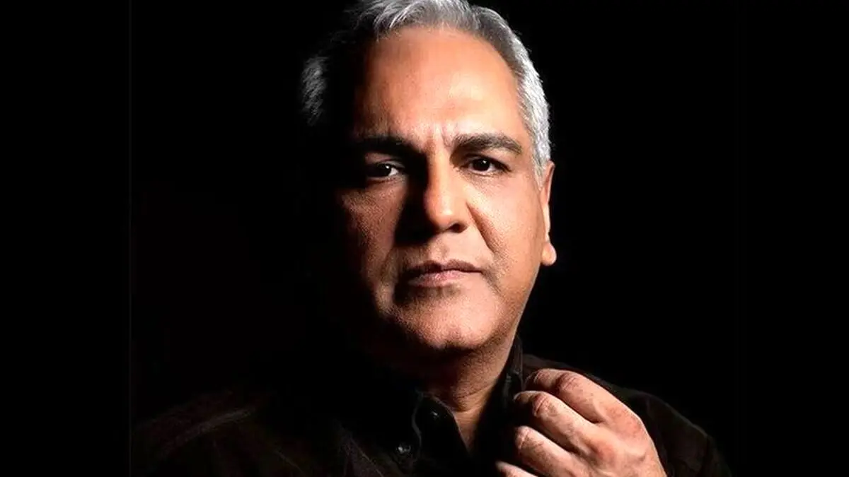 نگاهی به مراسم پرطمطراق رونمایی از مدل ماشین کراس اور «اسکای‌ول ET5» مهران مدیری در لاکچری‌ترین مجتمع خودرویی ایران/ آقای مدیری داره آرزوی جوان ایرانی رو زندگی میکنه ...