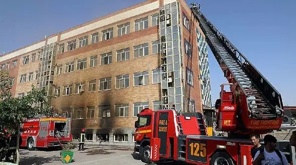 نجات 50 زن و مرد مشهدی از آتش سوزی خانه کارگر / 24 نفر زخمی شدند + عکس