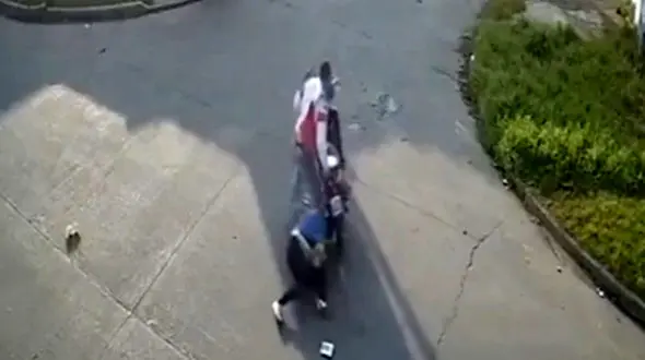 فیلم وحشتناک از گیرکردن موهای یک زن در چرخ عقب موتورسیکلت سارق بی رحم