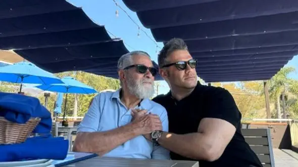 نگاهی به قابی دیده نشده از «بهروز وثوقی و آنتونی کوئین» در پشت صحنه فیلم کاروان‌ها؛ سال 56