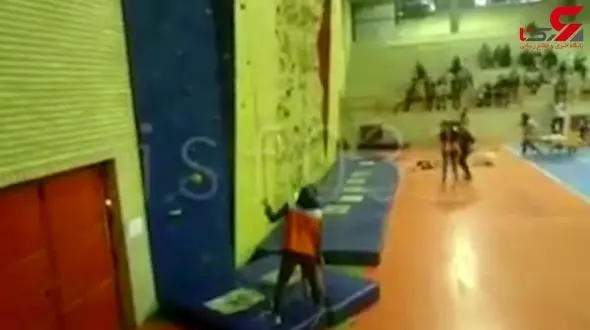 برای این پسر 8 ساله اصفهانی دعا کنید / سقوط دلخراش در ورزشگاه فولادشهر + فیلم